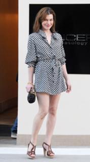 Milla Jovovich feet photo thumbnail
