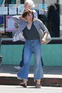 Milla Jovovich feet photo thumbnail