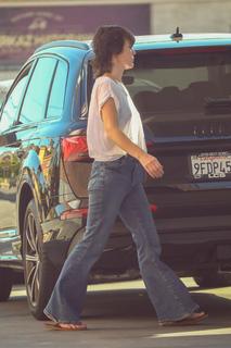 Milla Jovovich feet photo thumbnail
