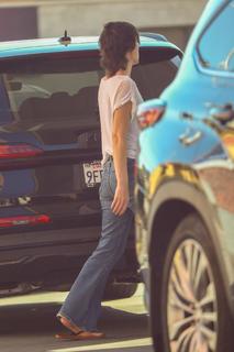 Milla Jovovich feet photo thumbnail