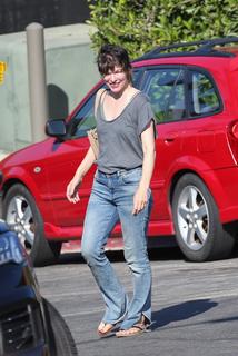 Milla Jovovich feet photo thumbnail