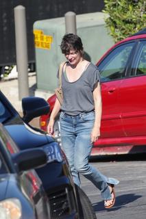 Milla Jovovich feet photo thumbnail