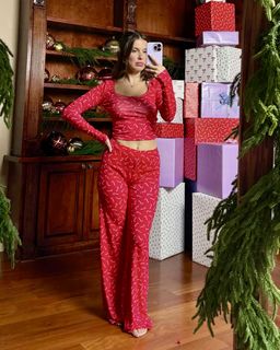 Millie Bobby Brown feet photo thumbnail