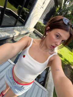 Millie Bobby Brown feet photo 3