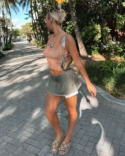 Millie Court feet photo 7