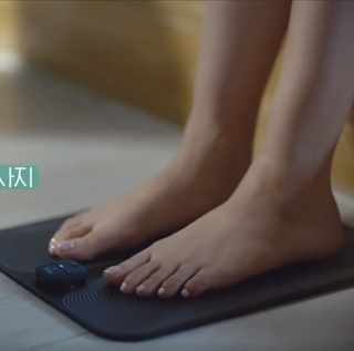 Min-Young Park feet photo thumbnail