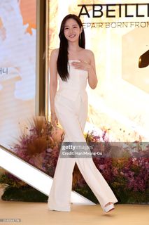 Min-Young Park feet photo 3