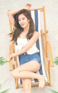 Minatozaki Sana feet photo thumbnail