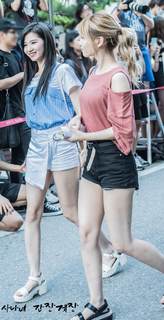 Minatozaki Sana feet photo thumbnail