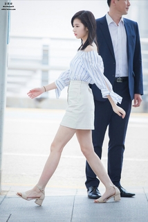 Minatozaki Sana feet photo thumbnail