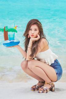 Minatozaki Sana feet photo thumbnail