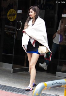 Minatozaki Sana feet photo thumbnail