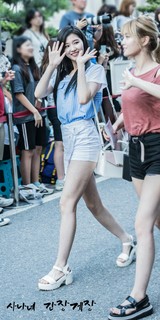 Minatozaki Sana feet photo thumbnail