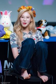 Minatozaki Sana feet photo thumbnail