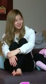 Minatozaki Sana feet photo thumbnail