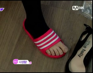 Minatozaki Sana feet photo thumbnail