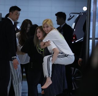 Minatozaki Sana feet photo thumbnail