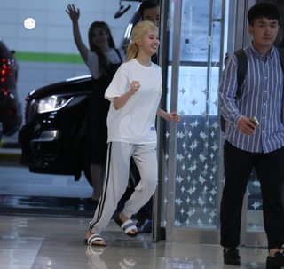 Minatozaki Sana feet photo thumbnail