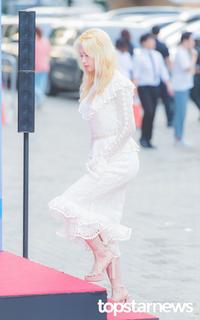 Minatozaki Sana feet photo thumbnail