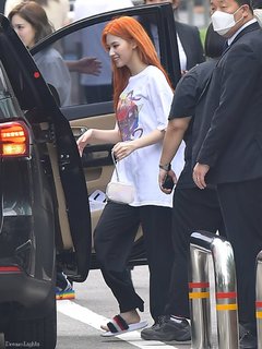 Minatozaki Sana feet photo thumbnail