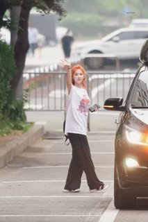 Minatozaki Sana feet photo thumbnail