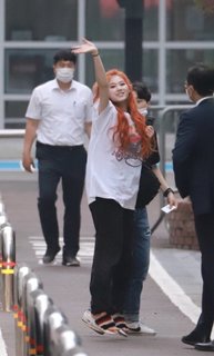 Minatozaki Sana feet photo thumbnail