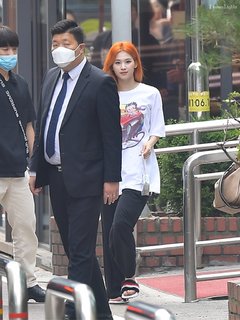 Minatozaki Sana feet photo thumbnail