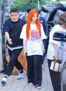 Minatozaki Sana feet photo thumbnail