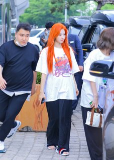Minatozaki Sana feet photo thumbnail
