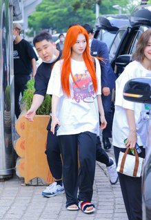 Minatozaki Sana feet photo thumbnail