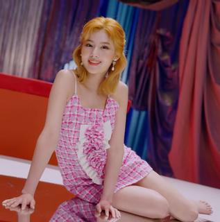 Minatozaki Sana feet photo thumbnail