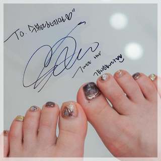 Minatozaki Sana feet photo thumbnail