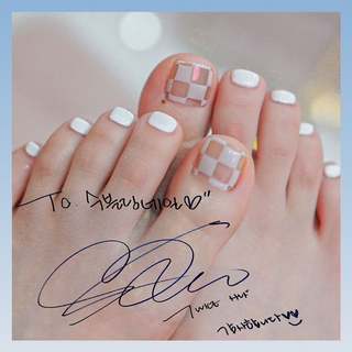 Minatozaki Sana feet photo thumbnail