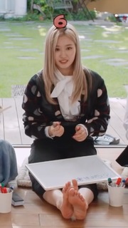 Minatozaki Sana feet photo thumbnail