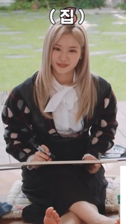 Minatozaki Sana feet photo thumbnail