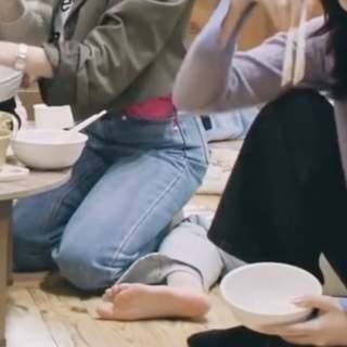 Minatozaki Sana feet photo thumbnail