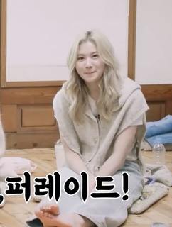 Minatozaki Sana feet photo thumbnail