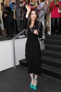 Minatozaki Sana feet photo thumbnail