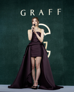 Minatozaki Sana feet photo thumbnail