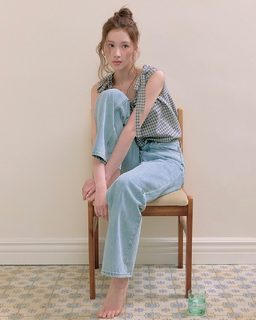 Minatozaki Sana feet photo thumbnail