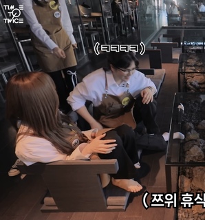 Minatozaki Sana feet photo thumbnail