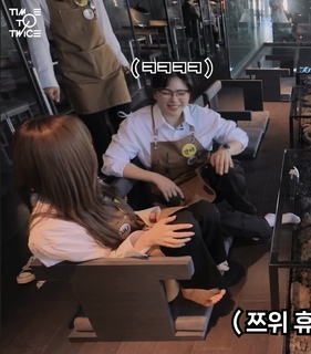 Minatozaki Sana feet photo thumbnail