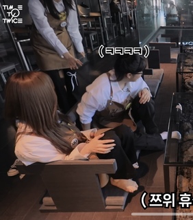 Minatozaki Sana feet photo thumbnail