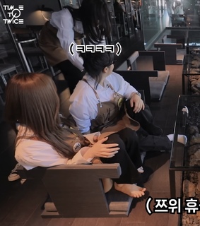 Minatozaki Sana feet photo thumbnail