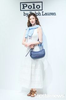 Minatozaki Sana feet photo 9