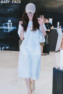 Minatozaki Sana feet photo 4