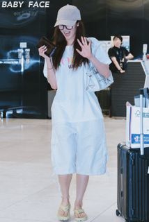 Minatozaki Sana feet photo 3