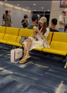 Minatozaki Sana feet photo 1