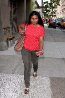 Mindy Kaling feet photo thumbnail