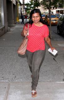 Mindy Kaling feet photo thumbnail